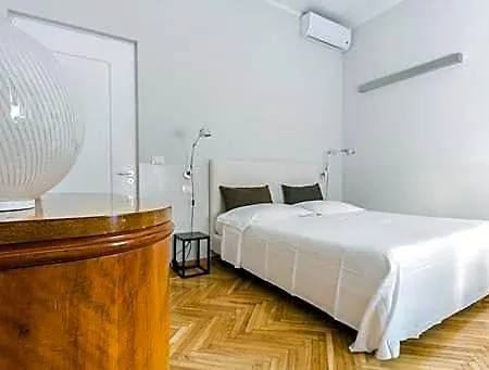 Couette-café Via Stampatori 4*